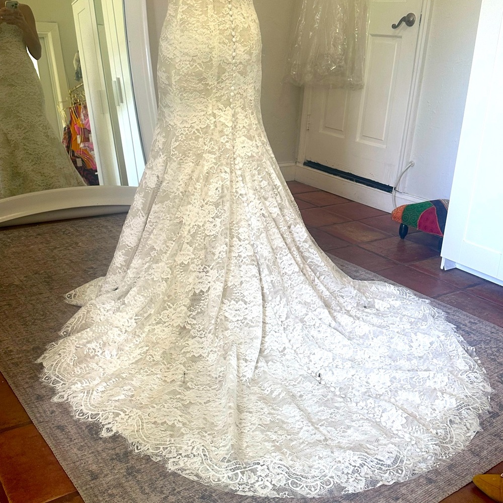 Monique lHuillier Wedding Dress - Picture 2 of 4